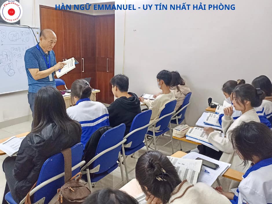 Học viên tại Trung tâm tiếng Hàn Emmanuel An Lão học tập với giáo viên người Hàn