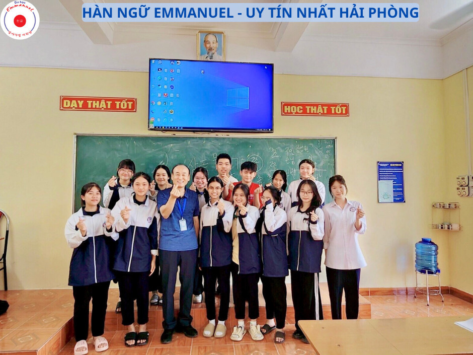 Thầy Chang cùng các bạn học viên tiếng Hàn tại trung tâm