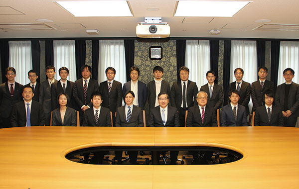 Các nghiên cứu sinh tiêu biểu chụp ảnh cùng Ban giám hiệu Đại học Tokyo