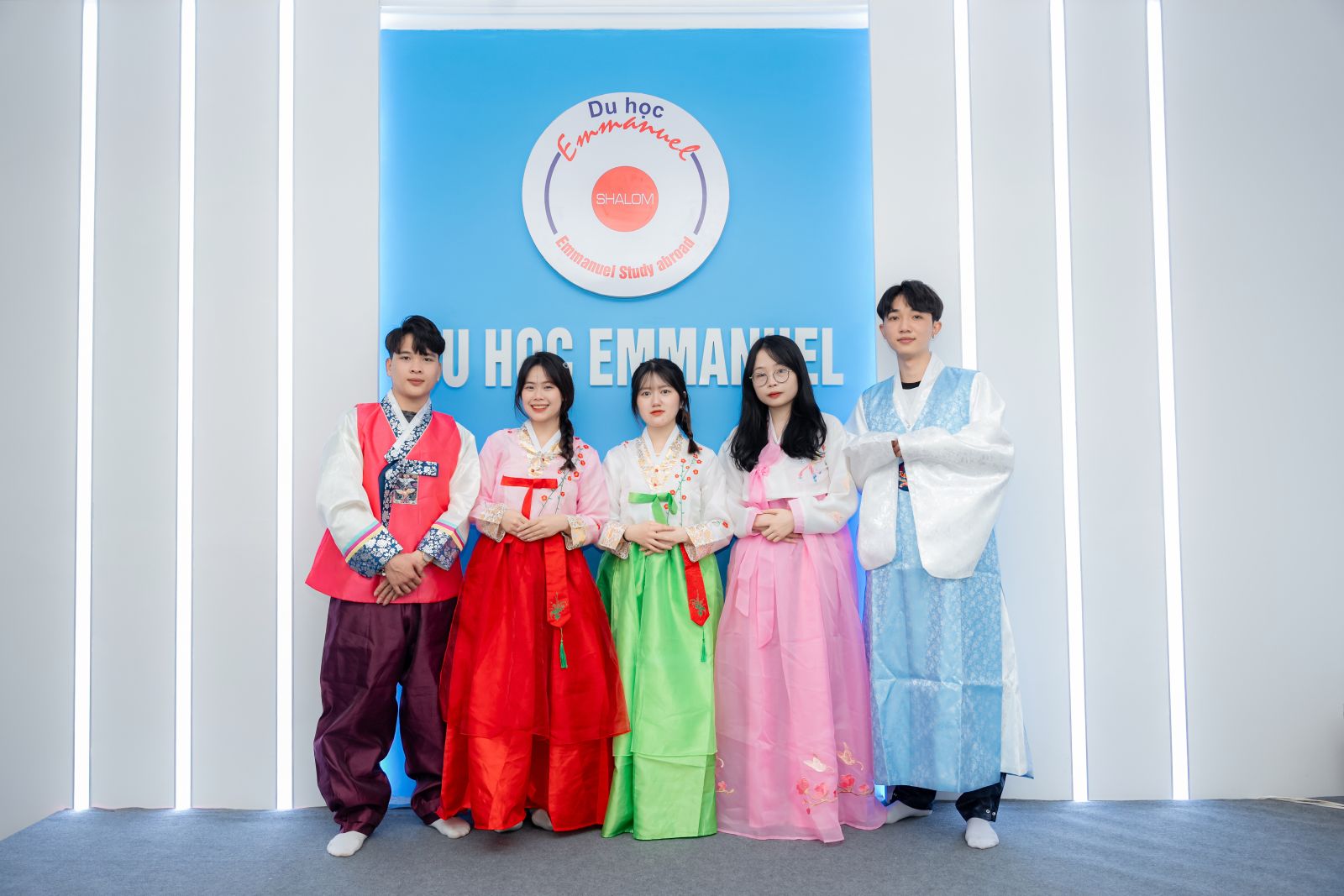 Các bạn học viên trung tâm du học Emmanuel trong trang phục truyền thống Hanbok