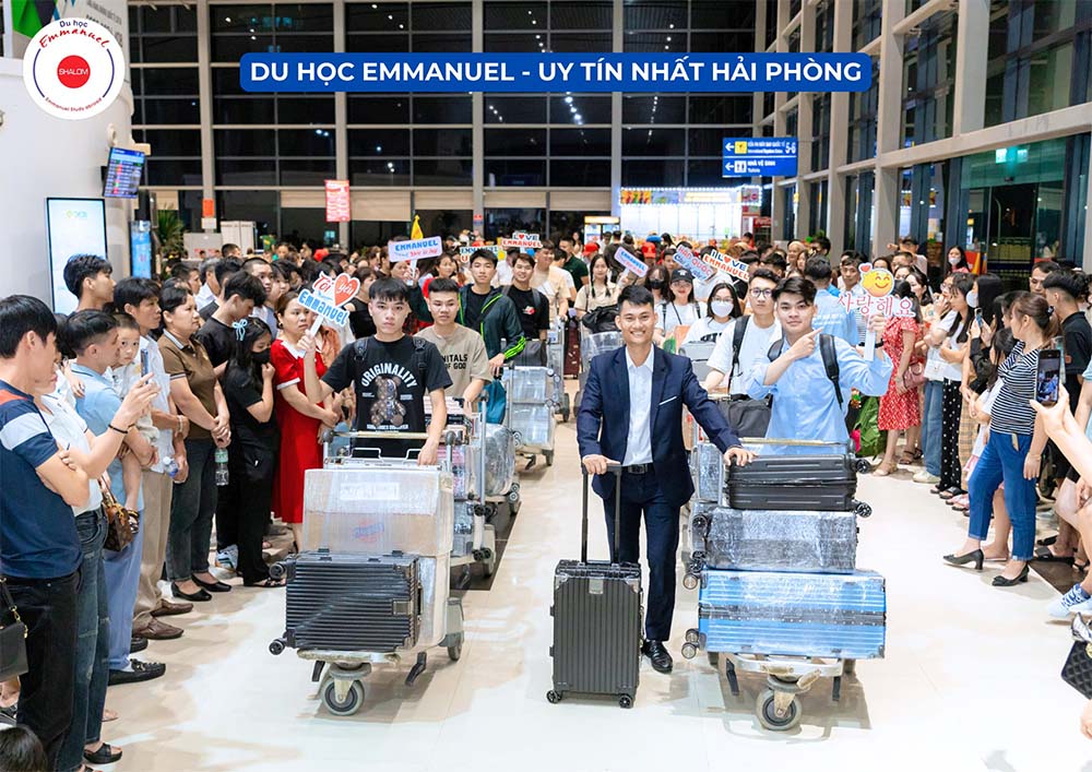 Du học Emmanuel cùng các bạn du học sinh làm thủ tục nhập cảnh